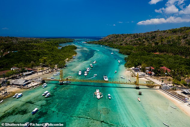 Lewis fell 10 meters from the yellow bridge, which connects Nusa Lembongan with another small nearby island: Nusa Ceningan