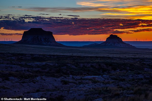 The sun rises in Pawnee Buttes