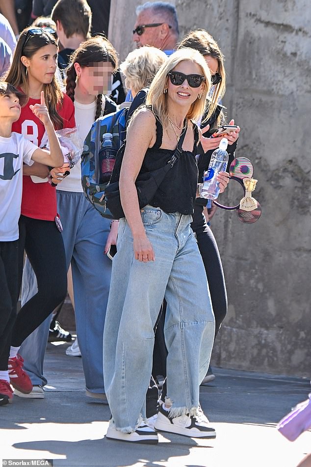 Gellar looked ready for a long day of hiking as she rocked a pair of black and white sneakers.