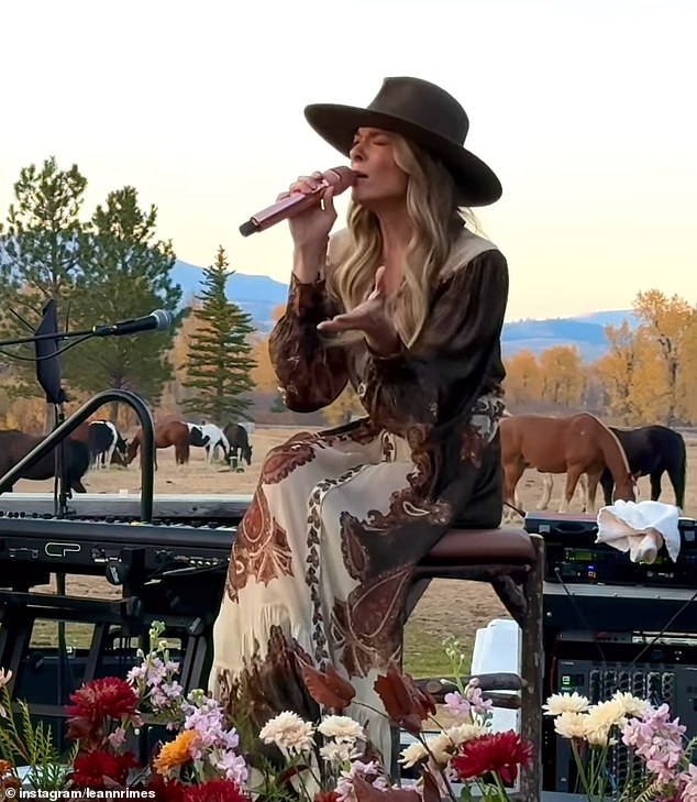 The singer-songwriter sang her version of the blues in the clip with horses running around the property behind her.