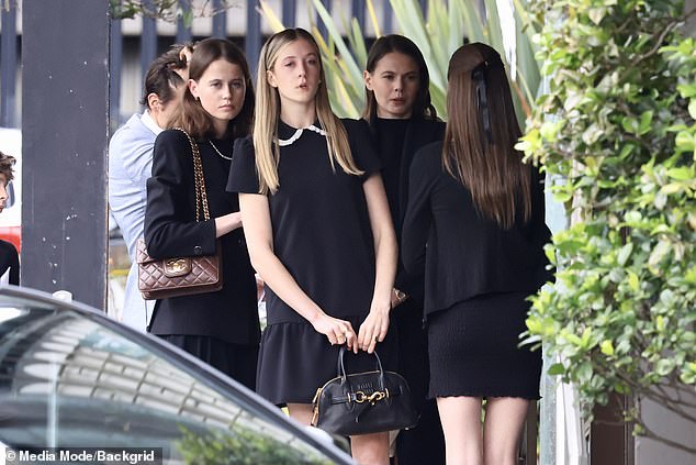 Sybella, Sunday, Lucia and Faith gathered outside the church while the cousins ​​remained close to each other.