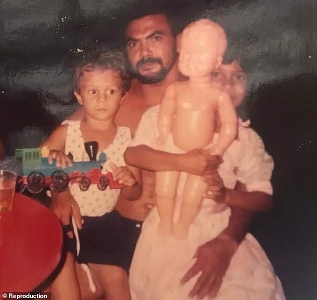 The brutal murder of Givaldo José Vicente de Deus (pictured above with two of his children, including Gislayne, on the right) occurred on February 16, 1999.