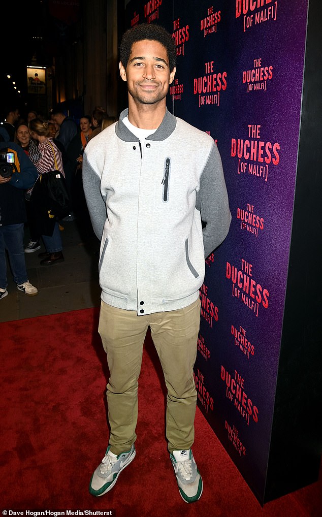 Before the performance, the star was accompanied on the red carpet by Harry Potter actor Alfred Enoch, who opted for a very casual look.