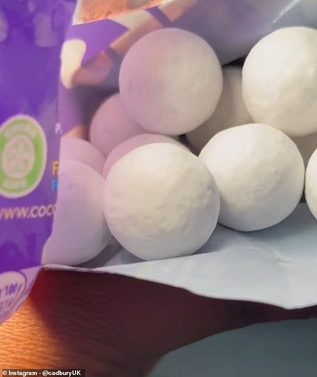 The Mini Snowballs bag contains Cadbury milk chocolate balls wrapped in a crunchy sugar coating and dusted with icing sugar.