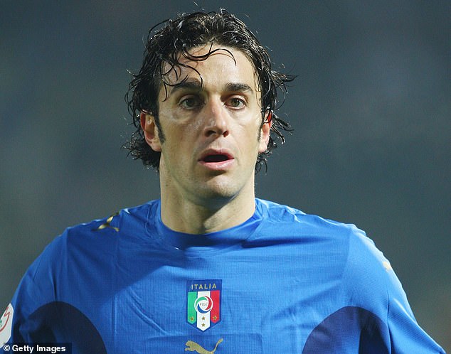 It was Luca Toni who questioned the Spaniard and accused him of leaving him without a club for four years