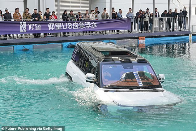 The U8, photographed during a demonstration in China, can stay afloat for half an hour and move at 3 km/h in the water. The viral maneuver of 