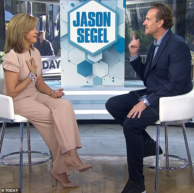 1729193582 466 Hoda Kotb breaks down in tears as Jason Segel makes