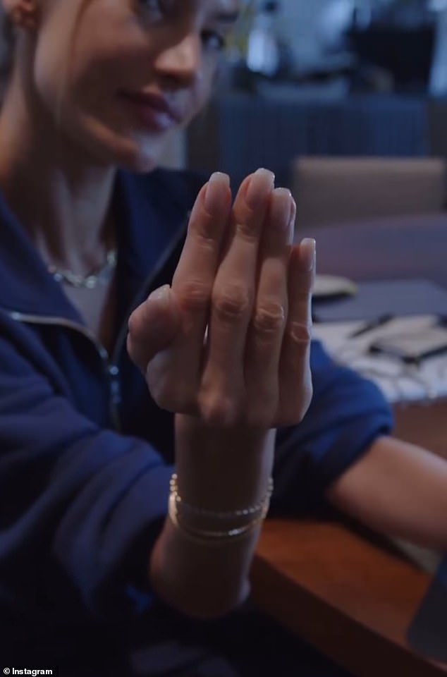 The co-founder of Gal Floripa showed her nails before having breakfast