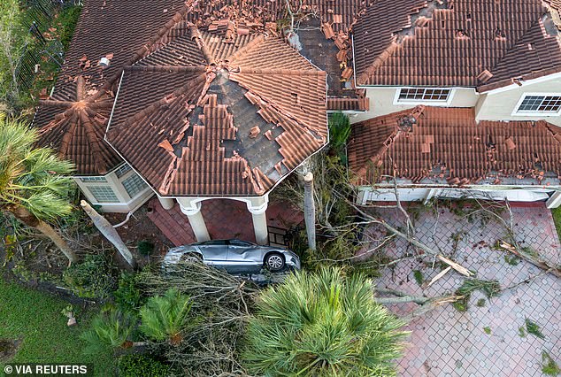 However, houses with smashed roofs, destroyed cars and vandalized houses were seen in Wellington.