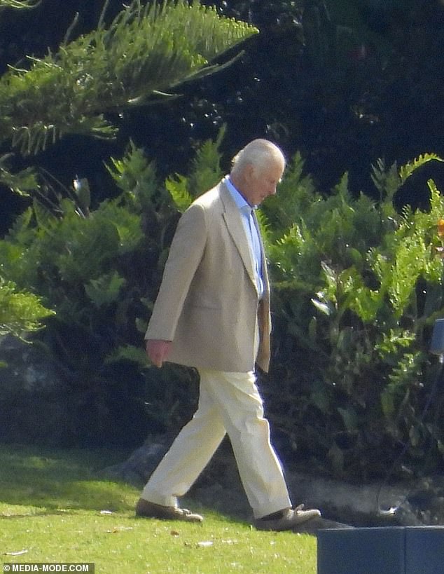 Her Majesty cut a casual yet elegant figure in a blue open-necked shirt paired with a beige sports jacket and cream-colored chinos.