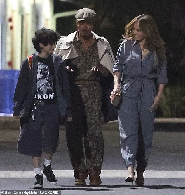 Jennifer made her way through the parking lot accompanied by Emme and friends with whom she had a happy conversation.