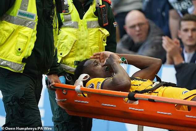 There was then a moment of great concern for everyone present, as Welbeck suffered a serious back injury that forced him to be carried off on a stretcher with his head in his hands.