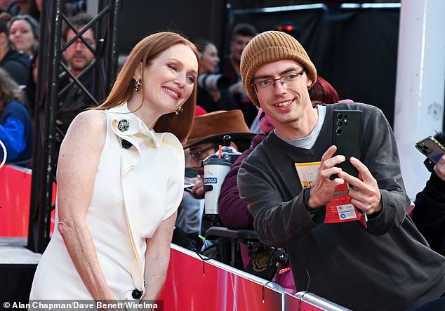 The actress also posed for selfies with her fans.