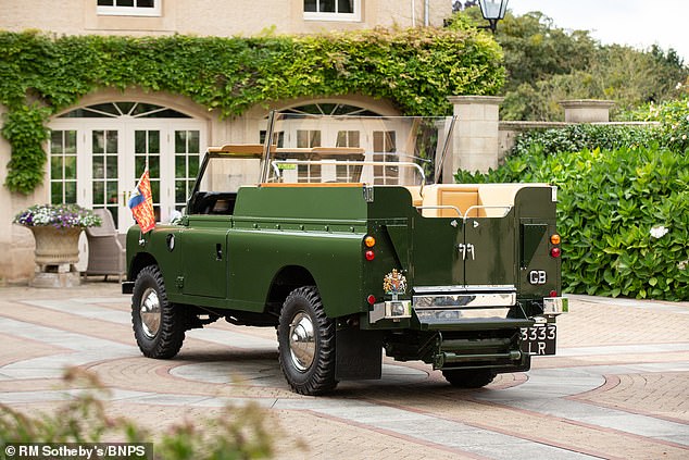 The rear part contains a rail and a glass partition that allowed the monarch to stand while traveling in the classic car.