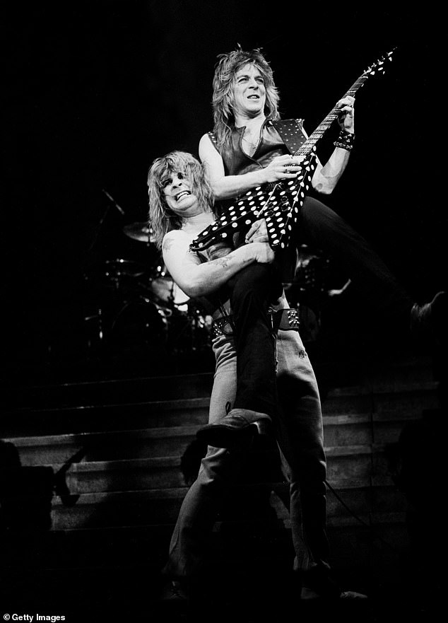 Ozzy also paid tribute to his former guitarist Randy Rhoads; A fundamental member of the singer's band after his departure from Black Sabbath, he died in a plane crash in 1982 at only 25 years old.