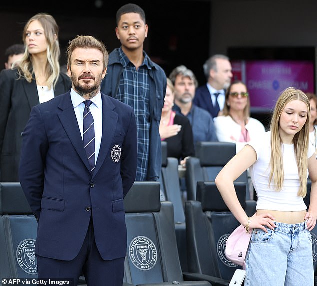 Cruz's sister and David's daughter Harper, 13, also attended the game, as she was wearing a pair of low-rise jeans and a white T-shirt.