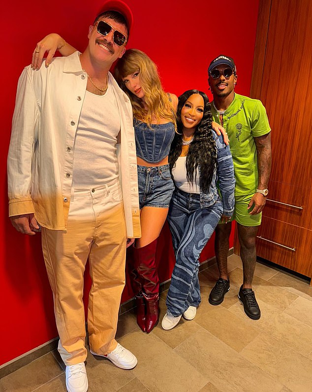 The singer appears in the photo with her boyfriend Travis Kelce, Chariah Gordon and Mecole Hardman (LR)