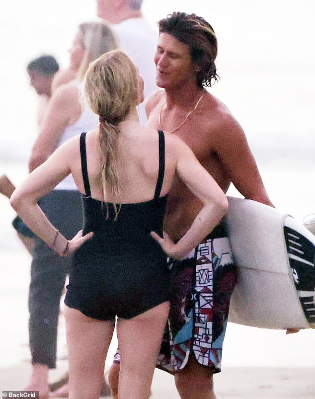 Despite their eight-year age difference, sources say there was obvious chemistry between Ellie and her surf instructor boyfriend from the start, as they were photographed in Costa Rica.