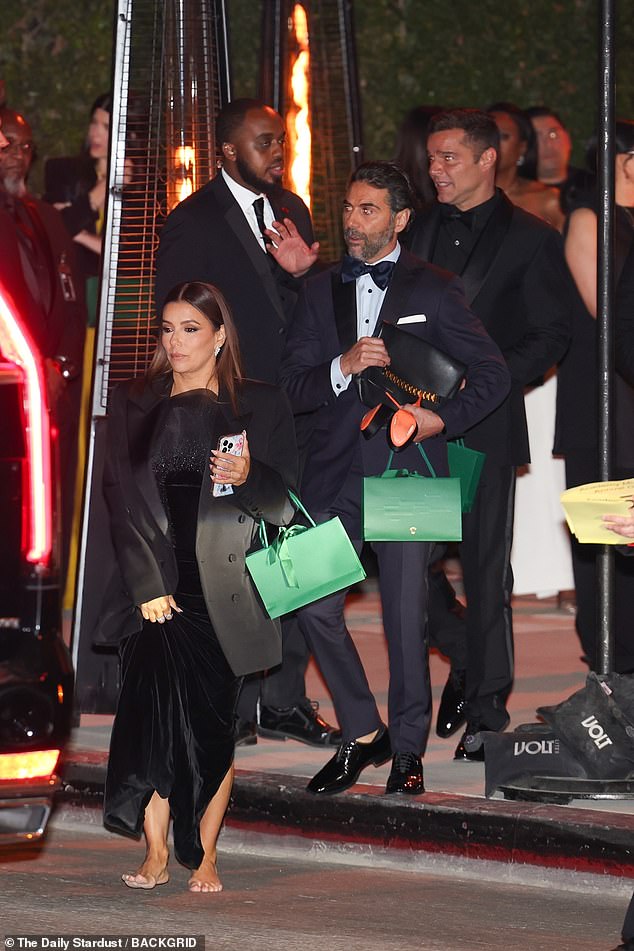 Carrying a green gift bag, Eva still radiated elegance as she headed to her car after the lavish evening.