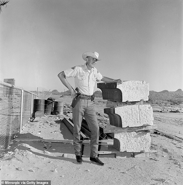 Pictured: The new location of London Bridge, Lake Havasu in Arizona, in 1970