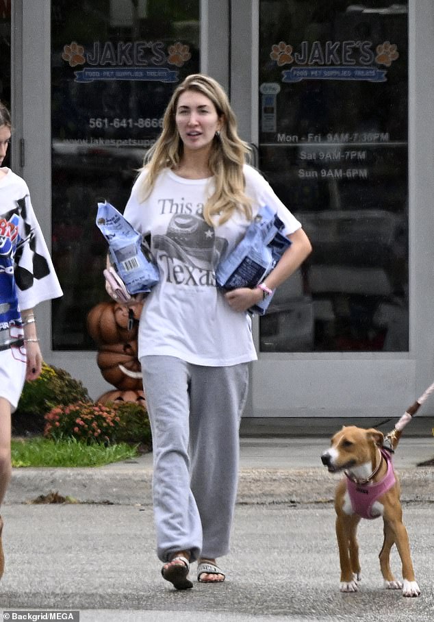 The actress was spotted this weekend in Florida picking up dog food for the dog she shared with Payne.