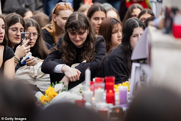 Payne's fans cry yesterday during a commemorative event in the Plaza de Santa Ana in Madrid.