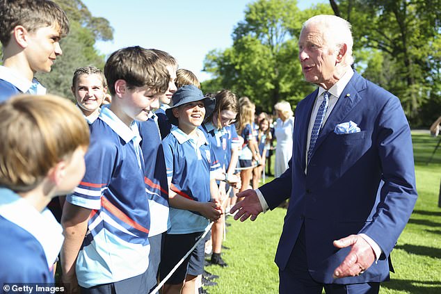 The monarch spent time in an Australian school during his youth, when he spent two semesters at the praised Timbertop school in 1966, when he was only 17 years old.