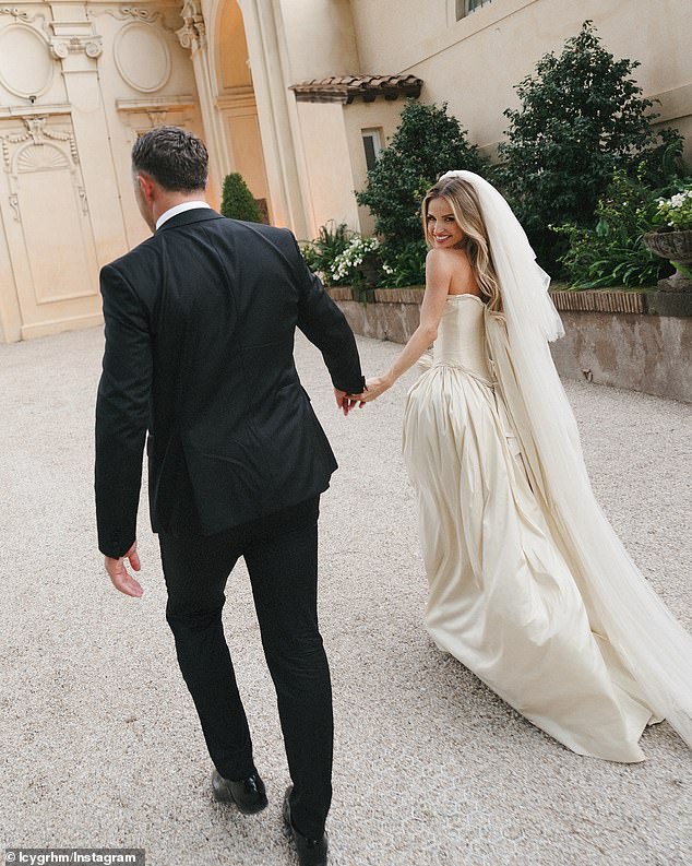 The blonde beauty added a touch of drama to her look with a long veil that fell behind her, also reaching the floor.