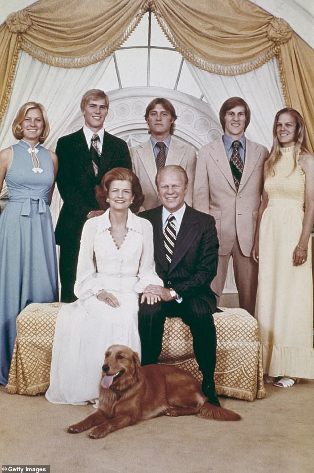 Susan Ford Bales standing far left behind her parents, President Gerald Ford and First Lady Betty Ford, at the White House in June 1975.