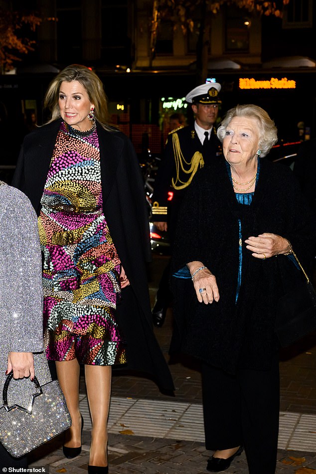 Both Máxima and Beatrix wore black coats to enter the musical venue.