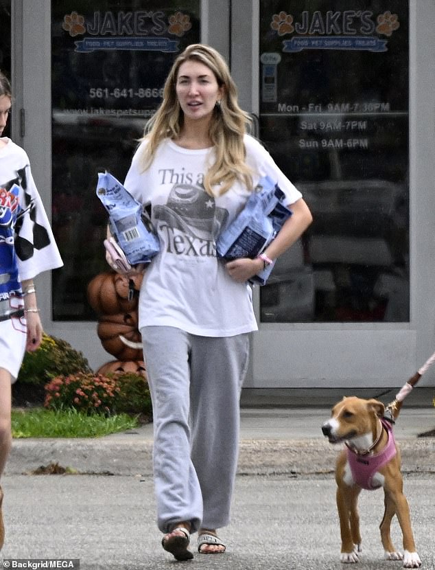 The actress was seen this weekend in Florida picking up food for the dog she shared with Payne.