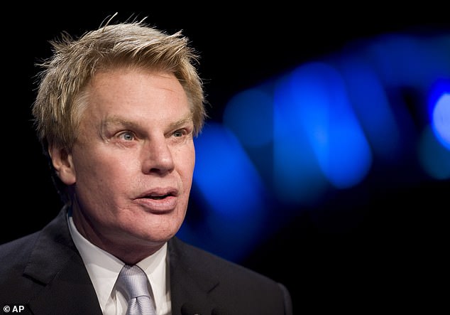 1729629996 558 Disgraced Abercrombie CEO Mike Jeffries grins as hes released from