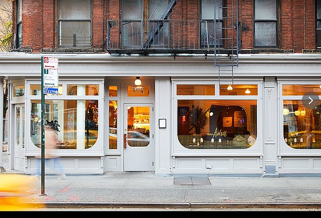 The actress didn't seem to mind waiting in line for 10 minutes to get a table at Don Angie, an Italian restaurant in the West Village neighborhood.