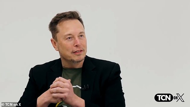 Elon Musk stated that billionaires like Bill Gates fear a victory for Donald Trump because he would publish a list of Jeffrey Epstein's clients.