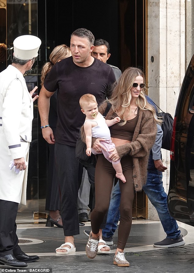 Sam opted for a simple black T-shirt and pants, along with a pair of white flip flops.