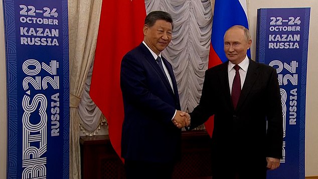 Seeing his Chinese counterpart, Putin's face lit up with a smile, and the two shook hands cordially and posed for the photo session.