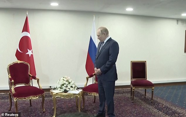 Putin confidently walked into the room to meet Erdo¿an, but stood as cameras captured the embarrassing moment.