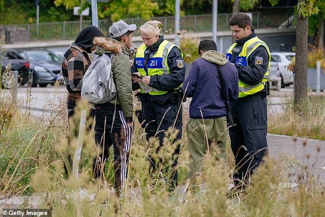 German police check people arriving from France at the Franco-German border on September 16, 2024.