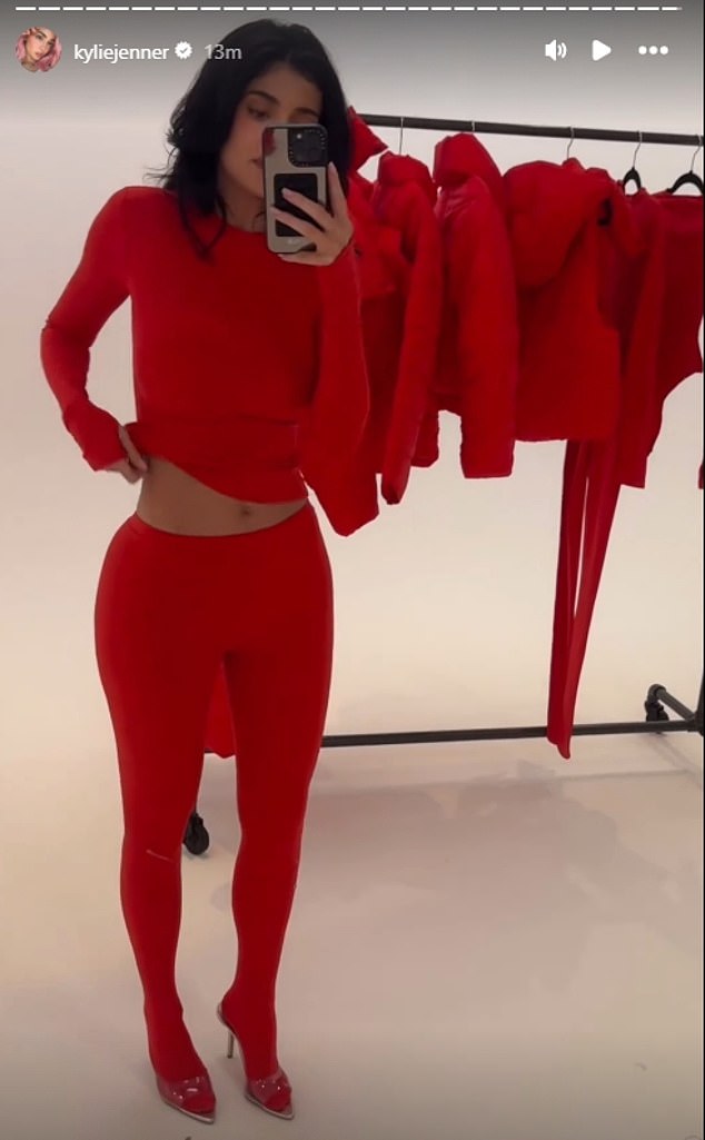 1729797650 228 Kylie Jenner flashes her very tiny tummy in new gorgeous