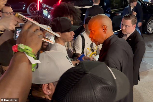 The Oscar-winning actor, 69, snapped at fans as he arrived at the Metropolitan Museum of Modern Art for a benefit film honoring Samuel L. Jackson, with the tense exchange captured on dramatic video.