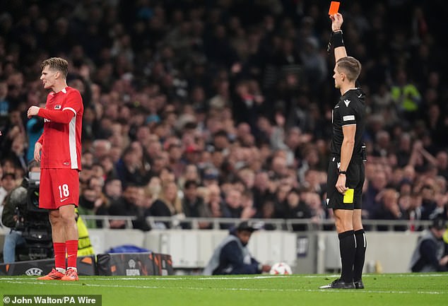 Alkmaar defender David Moller Wolfe was sent off in the 85th minute after receiving his second yellow card of the night.