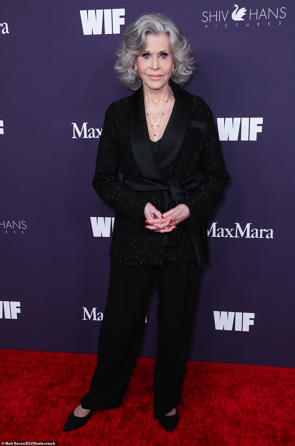 Jane Fonda looked incredible as she posed up a storm in a shiny black jacket, pants and a low-cut top.