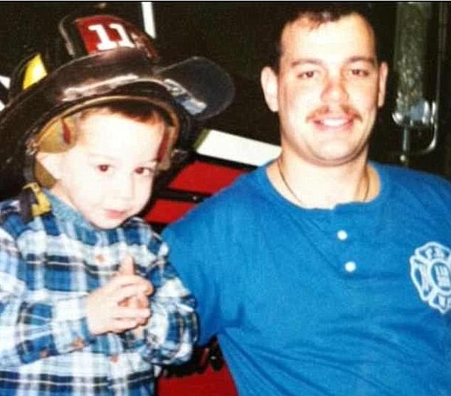 The comedian, 30, paid tribute to his late father and wore a sentimental T-shirt honoring the New York City firefighter who died heroically saving others in the Sept. 11, 2001, terrorist attacks.