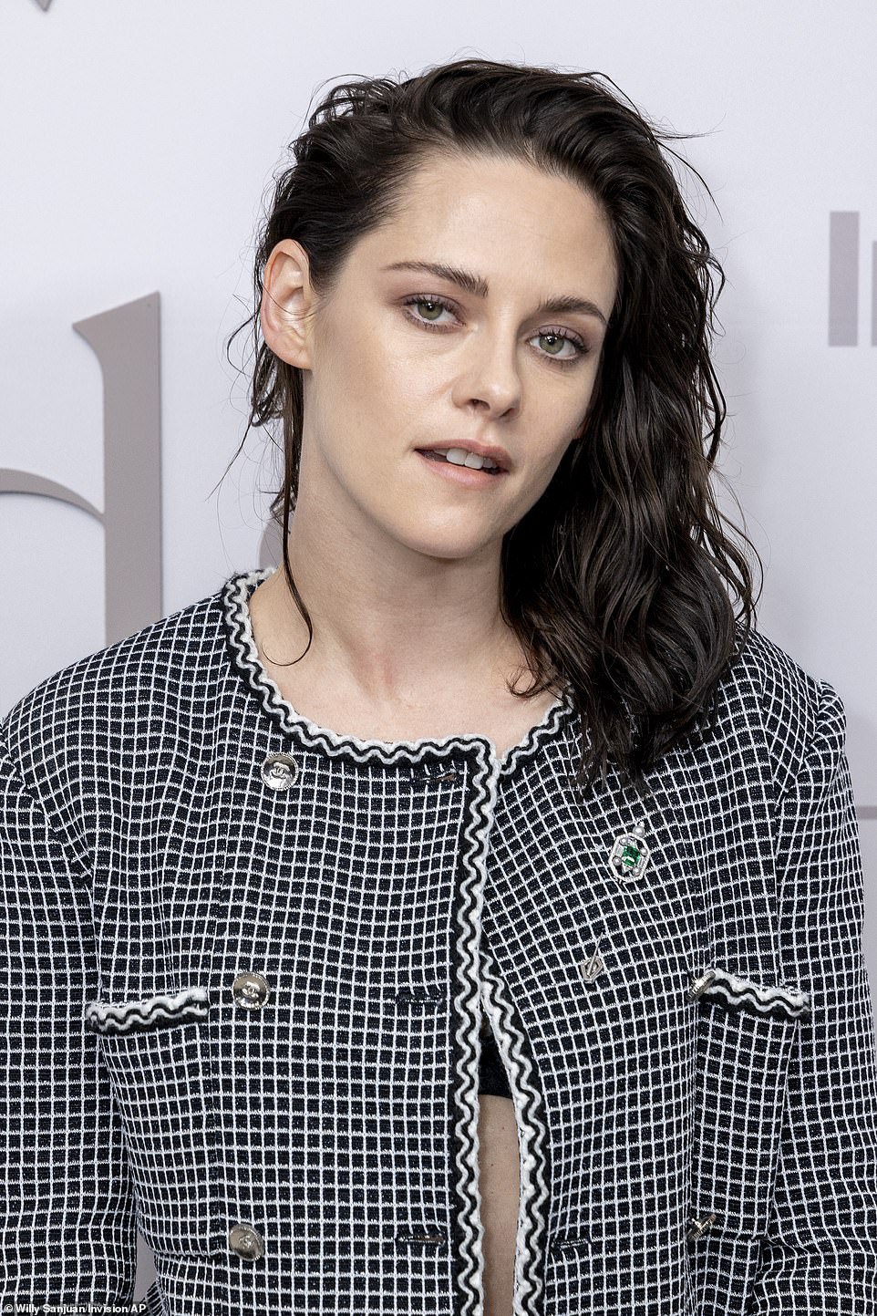 Stewart rocked a glam grunge makeup look that focused on soft smoky eyes and sculpted cheekbones.