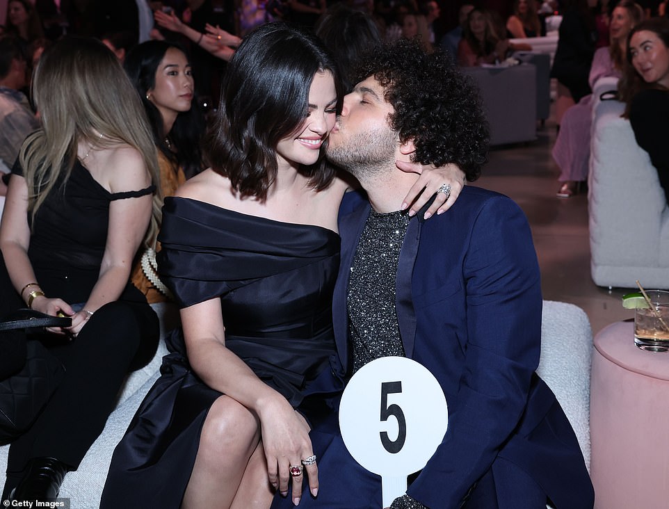 Inside the event, Selena was seen packing on the PDA with her boyfriend Benny Blanco while he gave her a kiss on the cheek.