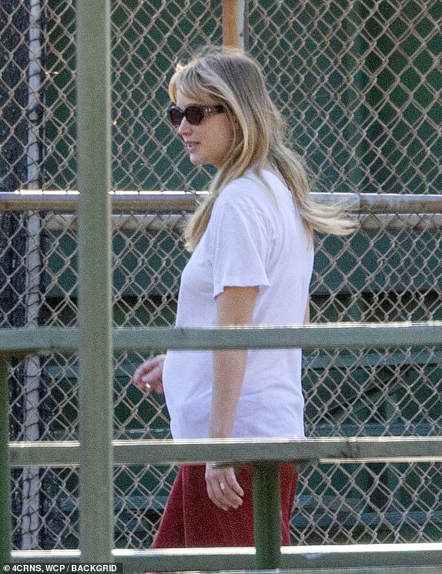 He wore a square black bag and wore sunglasses on the sunny day in southern California. His flourishing baby lump was barely visible when he turned to the side