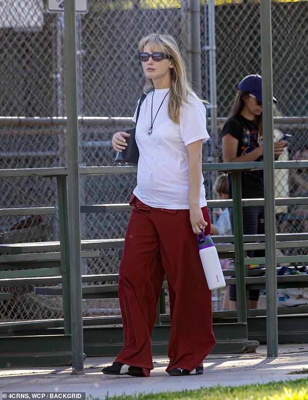 The 34 -year -old No Hard Feel Star, cut a casual figure in a baggy white shirt and red pants. Jennifer used her blond hair and separated in the middle with curtain bang