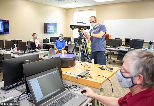 His commitment to his work was included in a press article in 2021, when he attended workshops during his summer vacation to learn about 3D printing and teach his students.