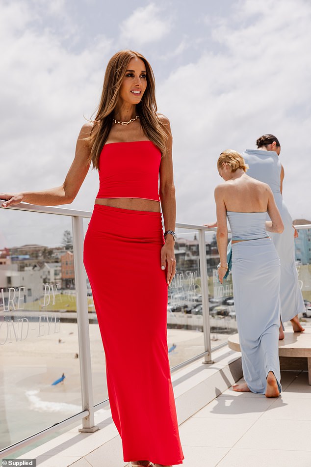 She showed off her toned abs in a strapless red crop top and figure-hugging long skirt while making sure all eyes were on her.