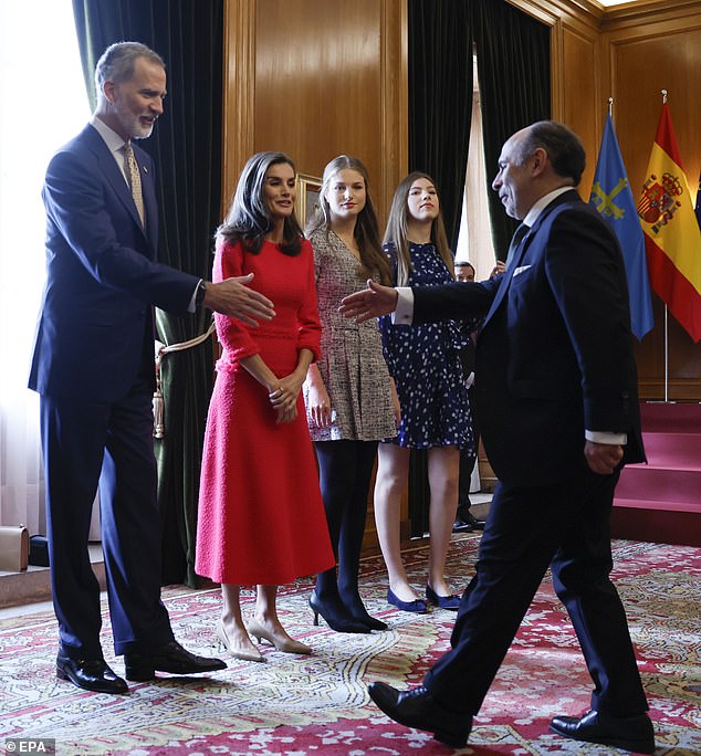 Felipe, 56, greeted the rector of the University of Oviedo, Ignacio Villaverde (in the photo), with a handshake.